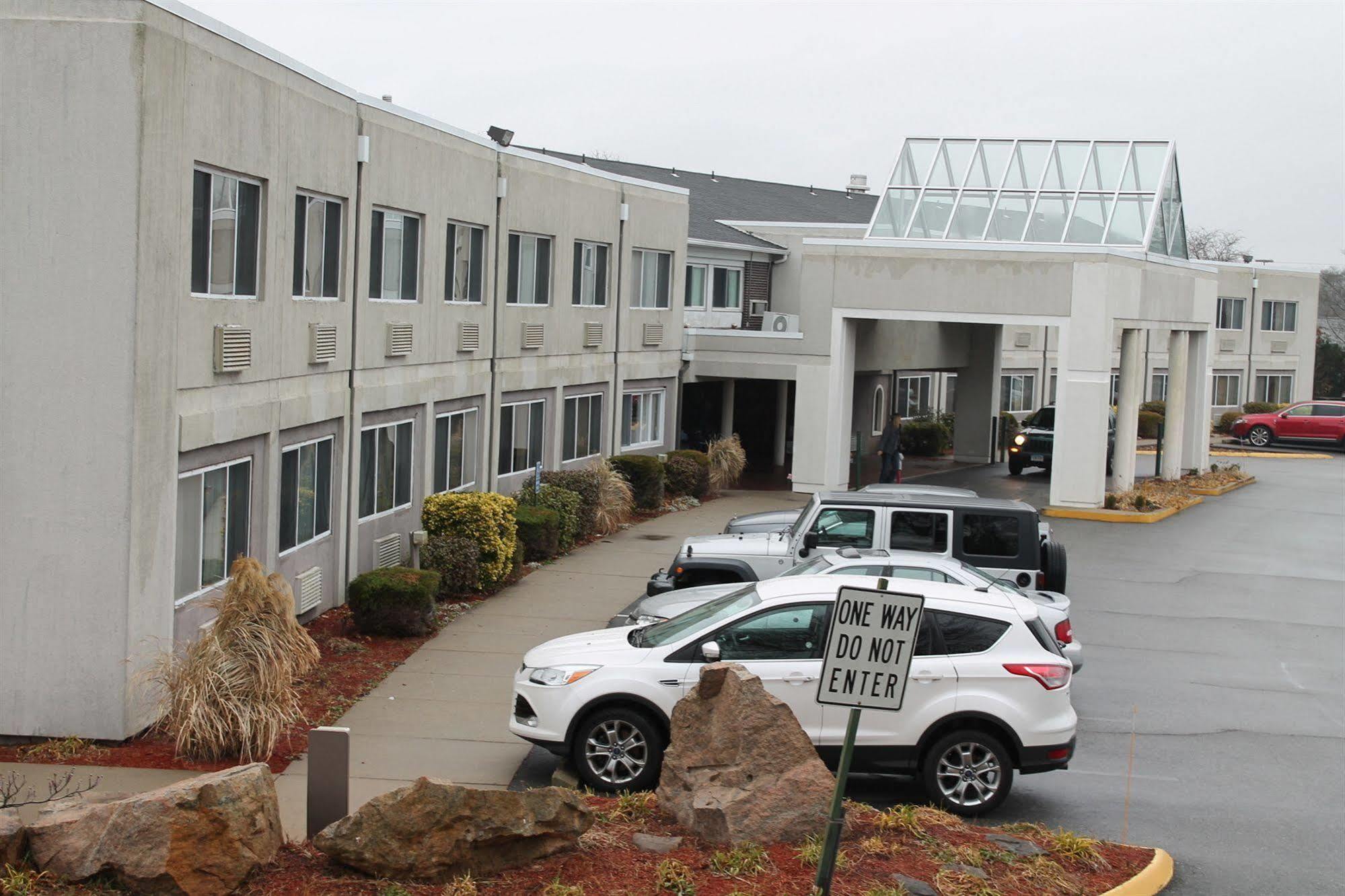 Groton Inn & Suites Exterior foto